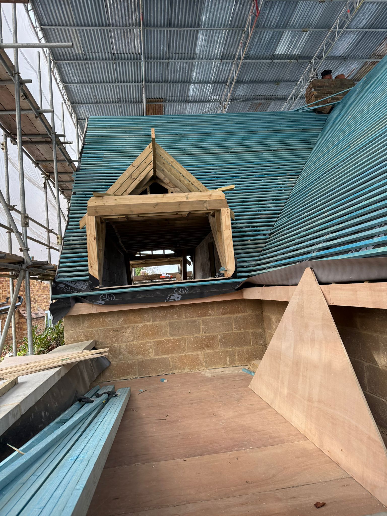 Dormer window construction on roof
